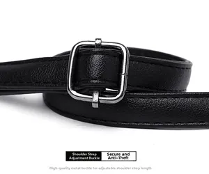 Détail de la bandoulière réglable en cuir avec boucle en métal argenté sur un sac noir