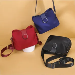 Μίνι τσάντες nylon σε κόκκινο, μπλε και μαύρο με φαρδείς ρυθμιζόμενους ιμάντες και κρίκους