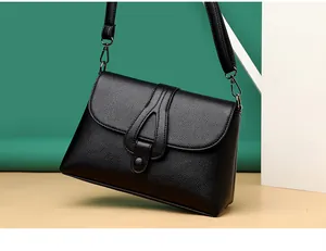 Détail du sac bandoulière en cuir grainé noir avec rabat et bandoulière réglable