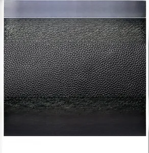 Gros plan sur cuir synthétique noir grainé litchi avec texture résistante et imperméable