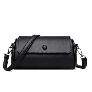 Sac cylindre minimaliste en cuir grainé noir avec rabat et crochets en métal argenté