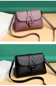 Détails de la texture du cuir souple et du fermoir de ce sac bandoulière femme