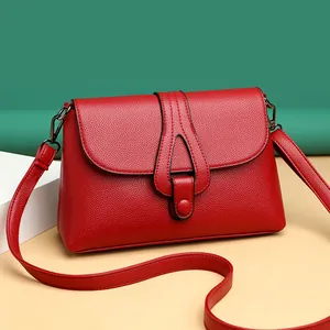Sac à bandoulière en cuir souple rouge pour femme avec détails métalliques polis chic
