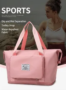 Dettaglio borsa da viaggio rosa con separazione umido/secco e fascia per trolley