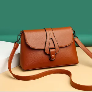 Sac bandoulière élégant en cuir grainé marron pour femme avec rabat et détails métalliques