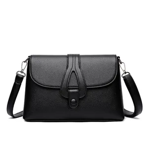 Sac à bandoulière noir classique avec texture litchi et rabat à découpes géométriques