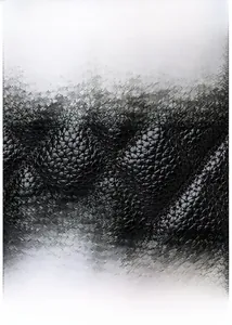 Detail der wasserdichten schwarzen Tasche aus Ölwachsleder mit Steppmuster und Metall-Logo