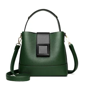Sac seau vert foncé en cuir grainé avec rabat noir et finitions métalliques dorées