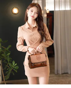 Sacoche rétro en cuir caramel avec double boucle et poignée dans un décor cosy