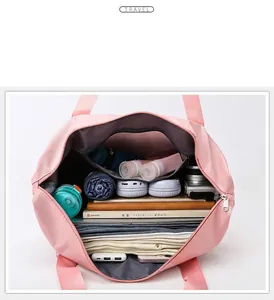 Vista interna della grande borsa da viaggio rosa con spazio per abiti e accessori