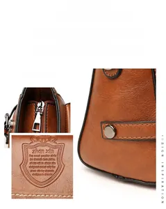 Détail du sac à bandoulière en cuir caramel avec texture litchi et zip argenté