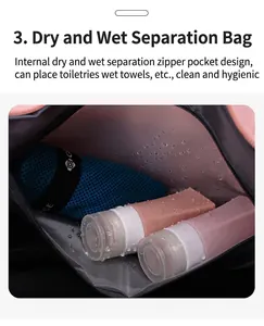 Dettaglio dello scomparto rosa impermeabile per separazione secco-umido con articoli da bagno