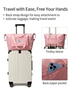 Dettaglio borsa da viaggio rosa con fascia per trolley e tasca posteriore per cellulare