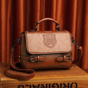 Sac bandoulière vintage marron en simili cuir avec surpiqûres et poignée supérieure
