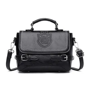 Sac messager tendance en similicuir noir avec surpiqûres contrastées et bandoulière