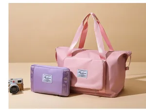 Bolsa de viaje impermeable rosa y estuche morado mostrado con cámara vintage