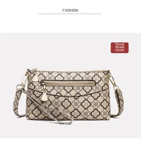 Detailansicht der khaki bedruckten Kunstledertasche mit Kleeblattmuster und Golddekor