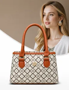Detaillierte Nahaufnahme der Retro-Einkaufstasche mit braunem Lederbesatz und Goldbeschlägen
