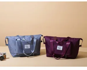 Detalle de la base extensible en bolsas de viaje impermeables gris azulado y violeta
