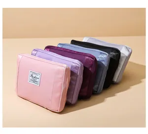 Vista detallada de bolsas de viaje plegables en varios colores con etiqueta tejida de moda