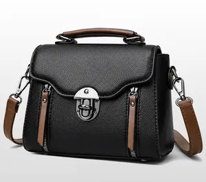 Detail van de zwarte lederen textuur en metalen gesp op de handtas voor dames