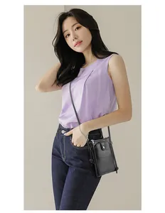 Détail du mini sac à bandoulière en cuir grainé noir avec poche avant à rabat