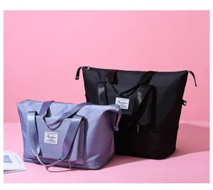 Detalle de la cremallera expandible y el bolsillo frontal en bolsos de gimnasia morado y negro