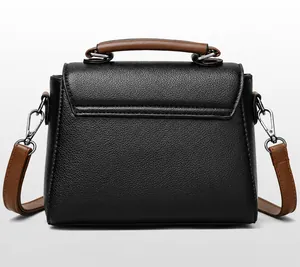 Achteraanzicht van zwarte lederen crossbodytas met bruin handvat en zilveren metalen haken
