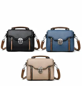 Drie kleine getextureerde crossbodytassen in zwart, blauw en kaki met metalen gespen