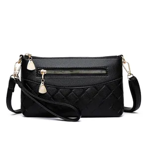 Schwarze Crossbody-Tasche aus Leder mit Rautensteppung und goldenen Beschlägen