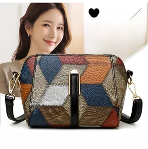 Detail der mehrfarbigen geometrischen Leder-Patchwork-Tasche mit goldenen Beschlägen