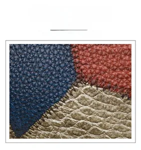 Makro-Detail von genähtem Leder mit Lychee-Maserung in Marineblau, Ziegelrot und Khaki