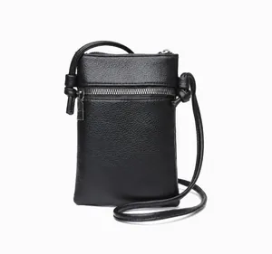 Vue arrière du mini sac à bandoulière en cuir noir avec texture litchi minimaliste