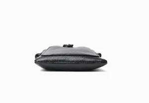 Détail du fond arrondi d'un mini sac bandoulière noir en cuir à grain de litchi