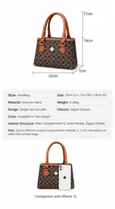 Braune Monogramm-Handtasche Detail mit 22 cm Breite und Größenvergleich mit Smartphone