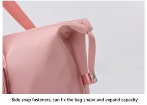 Dettaglio del bottone laterale in metallo sulla borsa sportiva rosa per estensione