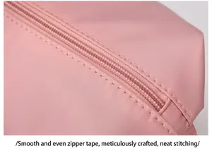 Dettaglio della cerniera superiore e del tessuto in nylon della borsa sportiva rosa