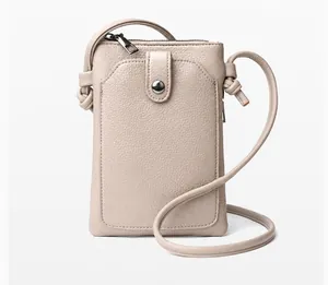 Gros plan du sac de téléphone kaki en cuir avec texture litchi et bouton pression