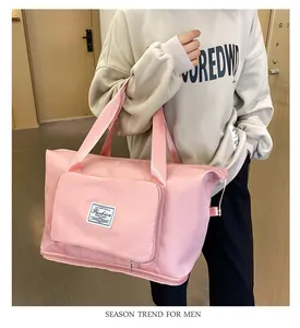 Vista detallada de la bolsa de fitness rosa impermeable llevada por una modelo en un interior