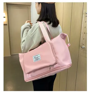 Detalle de bolsa de deporte rosa claro impermeable con compartimento inferior expandible