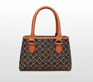 Rückansicht der Damenhandtasche mit braunem Blumenmuster und Ledergriffen auf weißem Hintergrund