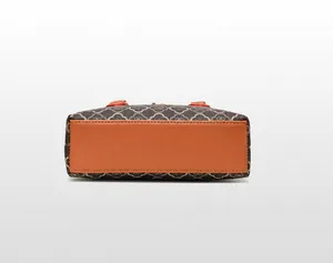 Detailansicht des orangefarbenen Lederbodens und der Vintage-Monogramm-Leinwand der Tasche