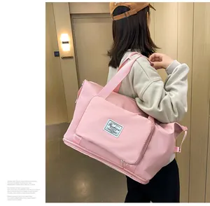 Vista detallada de bolsa deportiva rosa con extensión inferior plegable para más capacidad