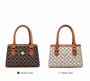 Detailansicht der Trapez-Handtaschen in Braun und Beige mit Kleeblattmuster und Goldringen