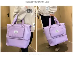 Detalle macro de bolsa de viaje lavanda impermeable con correas y etiqueta de moda