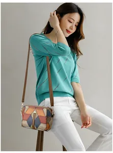 Detail der Crossbody-Tasche aus genarbtem Leder mit modernem geometrischem Patchwork-Design