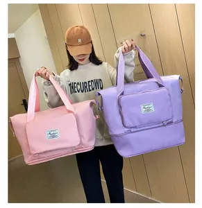 Detalle de bolsas de viaje impermeables lila y rosa con gran capacidad y bolsillo frontal