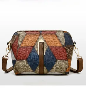 Detailansicht einer Damenhandtasche im Color-Block-Design mit strukturierter Optik
