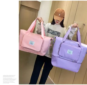 Detalle de bolsas de fitness rosa y lila mostrando la extensión y el bolsillo frontal