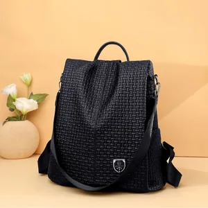 Sac à dos femme noir avec texture tressée en cuir et plaque logo argentée